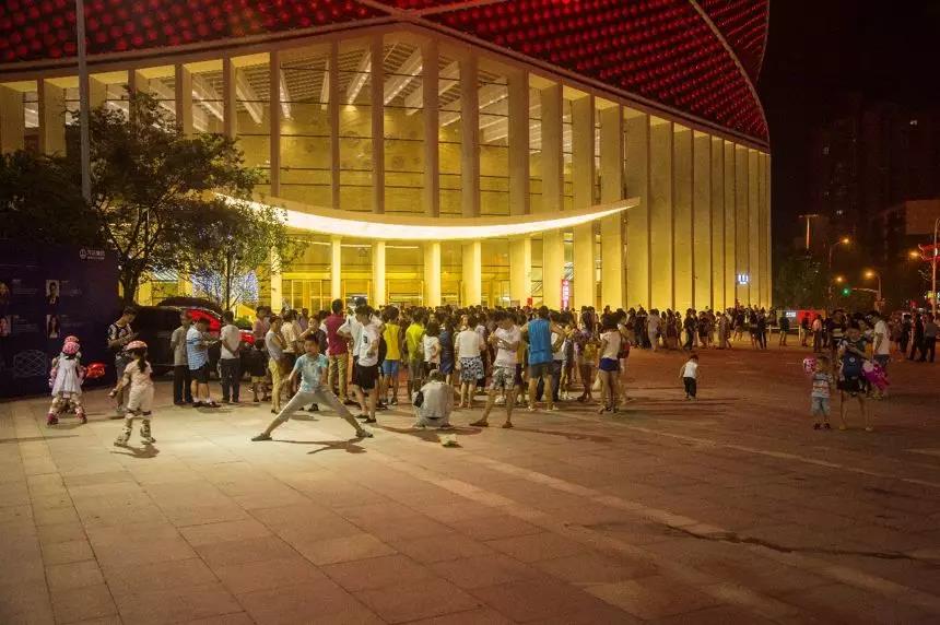 商業(yè)店鋪照明光環(huán)境如何滿足顧客心理情感