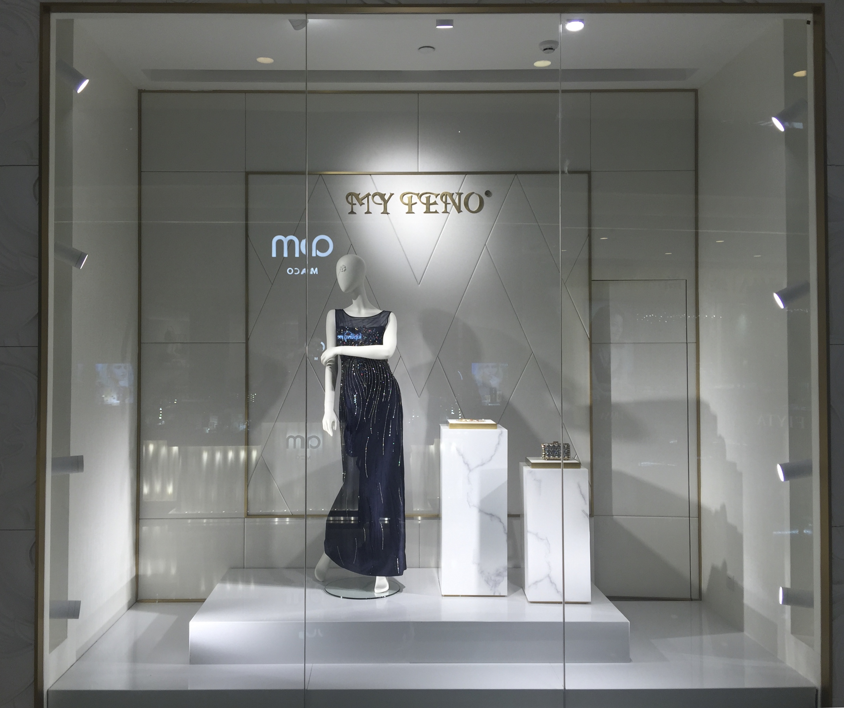 商業(yè)照明 | 高端服裝店鋪燈光設(shè)計到底是怎么設(shè)計的？